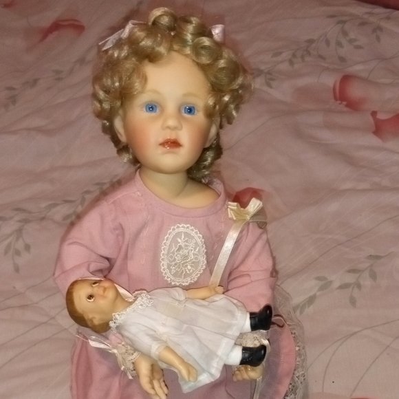 VINTAGE "MEMORIES OF CHILDHOOD" 18" MARY DOLL W/ STOOL BY RICHARD SIMMONS - Picture 6 of 16